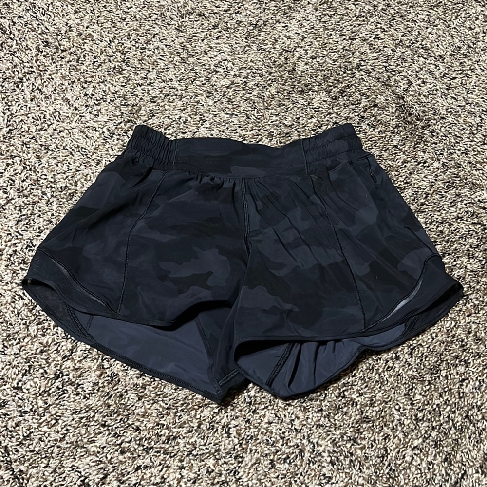 Lululemon low rise 4 inch Hotty hots